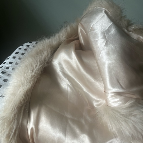 Luxurious Faux Fur Shawl - Picture 3 of 6